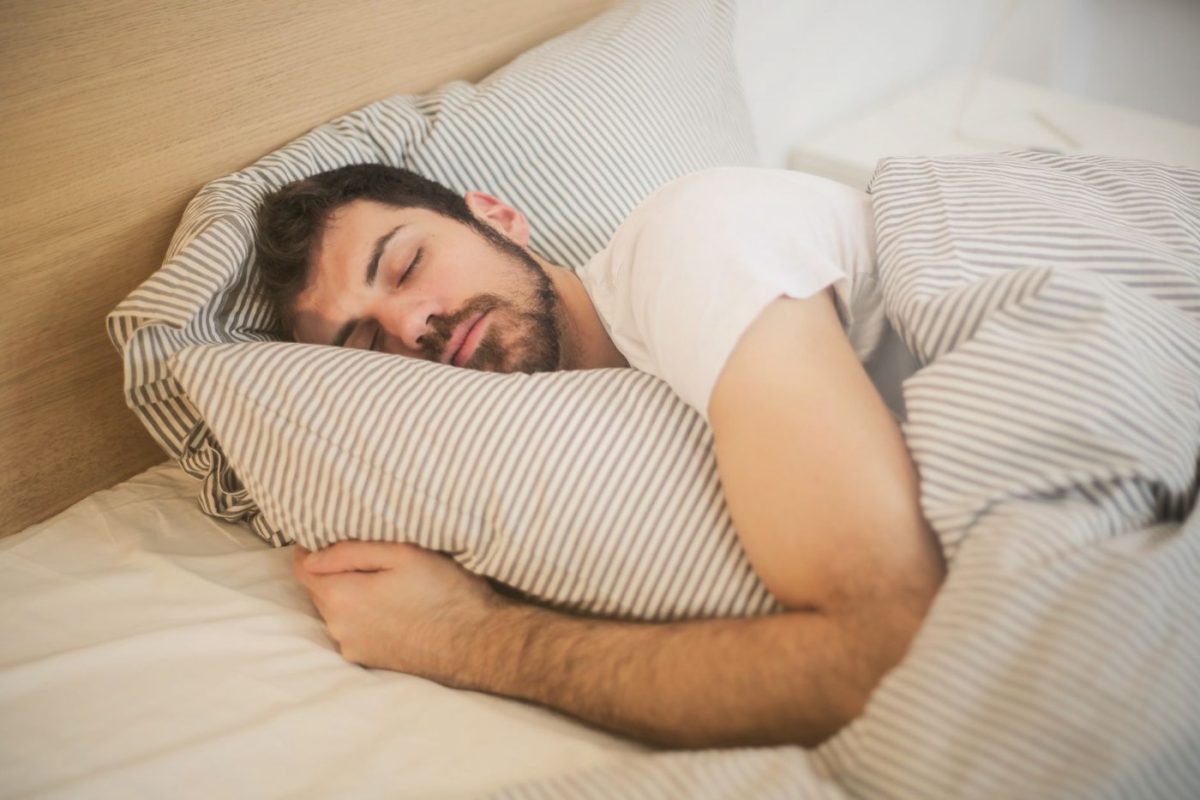 Positions de sommeil pour personnes trans et non-binaires