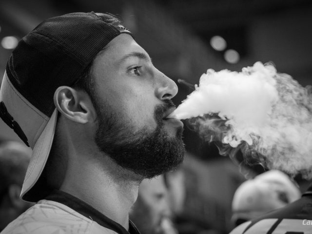 Pourquoi le vapotage séduit les jeunes LGBTQ+ malgré ses dangers ?
